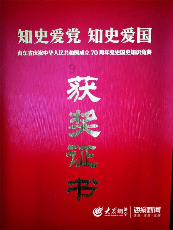 女生穿花衬衣时，搭配什么样的裙子更显酷帅？